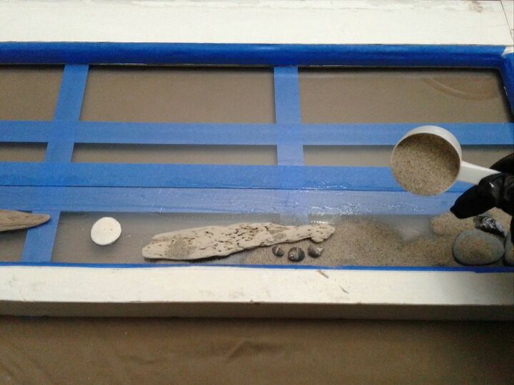 ventana de la vendimia con epoxi seascape, Vertiendo la arena sobre la silicona