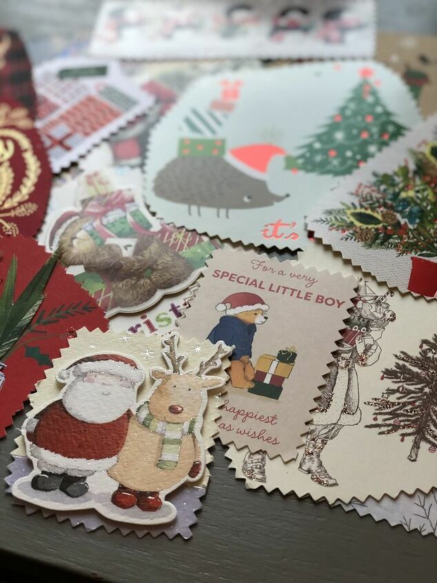 reutilizar viejas tarjetas de navidad como etiquetas de regalo proyecto de upcycle