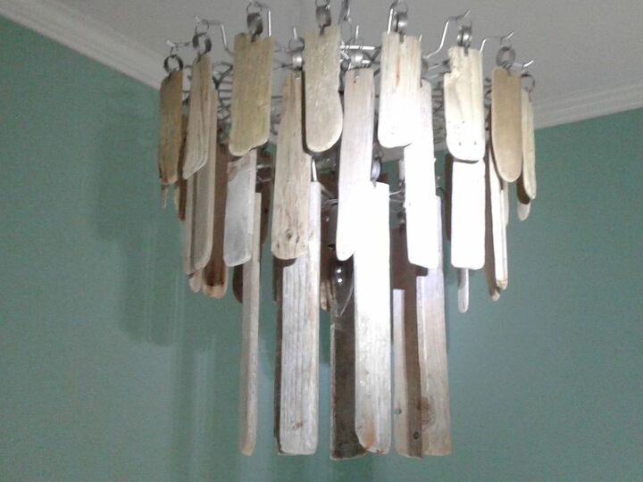 fcil chandelier makeover con driftwood, Ara a de madera de deriva en niveles