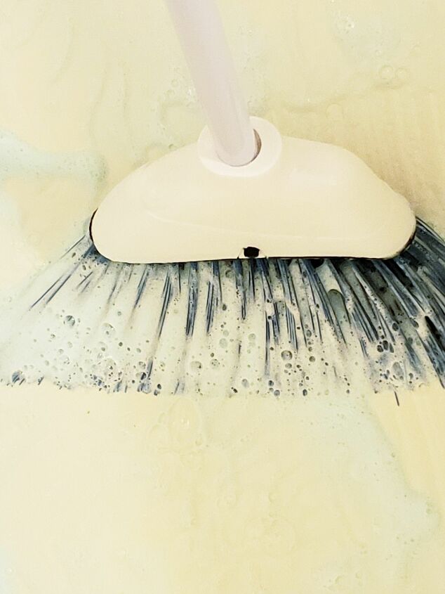 s the 19 best home tips and tricks people shared in 2019, Clean your tub with a broom