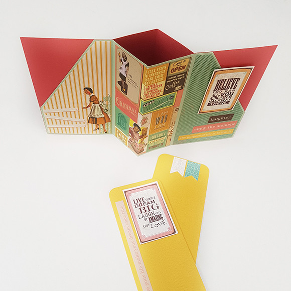carto colorido dobrado de papel kaisercraft com bolsos