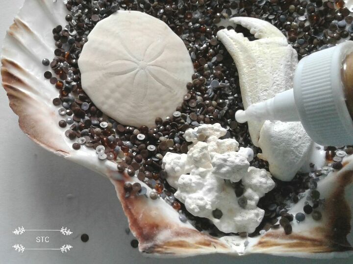tesoros de la playa expuestos en resina epoxi, A adiendo la segunda capa de pegamento