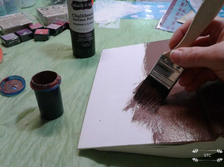 crea un nuevo look decora con libros, Pintar la primera capa de pintura