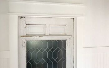 Cómo añadir encanto a una vieja puerta de casa de campo con nuevas molduras