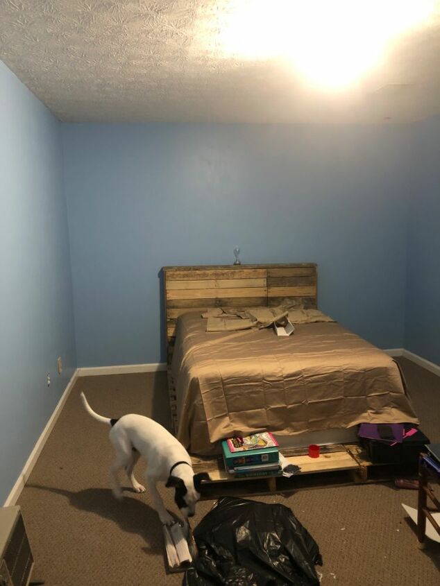 q idea on how to decorate room with pallet bed medium size room