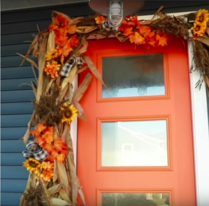 ideas de decoracin otoal para la puerta de entrada hojas de maz y calabazas