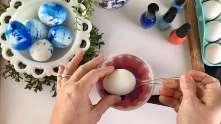 ovos de pscoa marmoreados usando esmalte