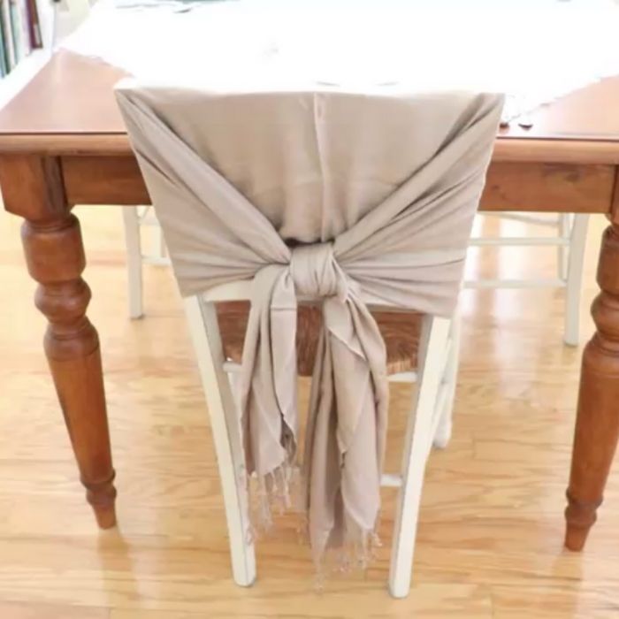 una forma sencilla de atar una bufanda en el respaldo de una silla
