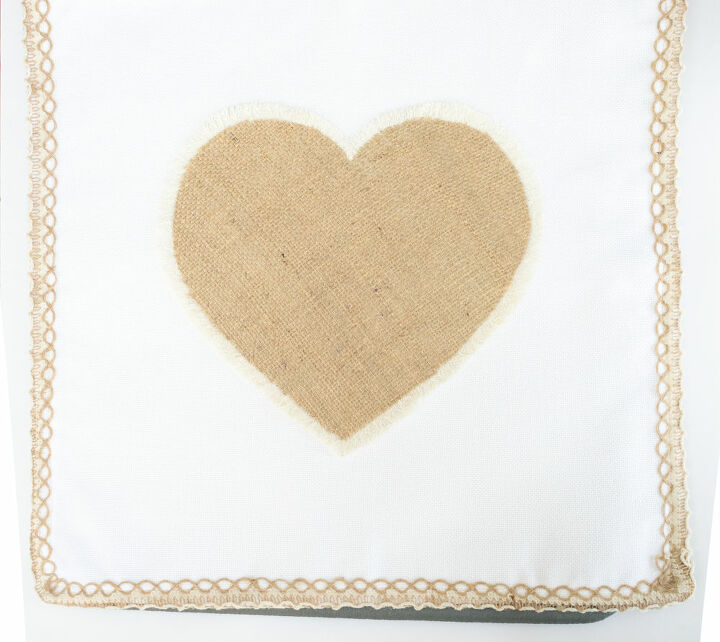 almohada de corazn de arpillera sin coser con borde de flecos