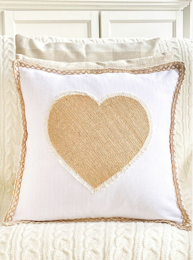 almohada de corazon de arpillera sin coser con borde de flecos