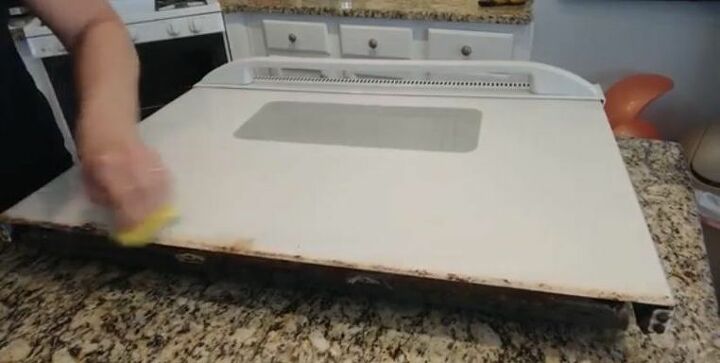 haz que tu horno parezca nuevo limpieza fcil de la puerta del horno por menos de 5, Limpie el vidrio y las molduras de la puerta del horno