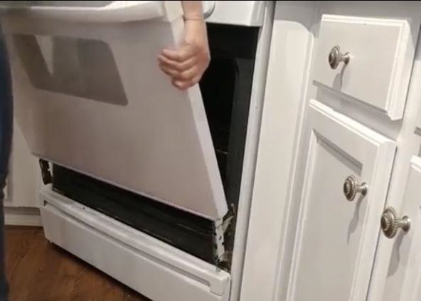 haz que tu horno parezca nuevo limpieza fcil de la puerta del horno por menos de 5, Reinstalar la puerta del horno