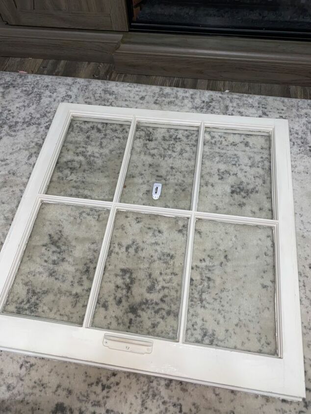 janela antiga com um veado de papel mach