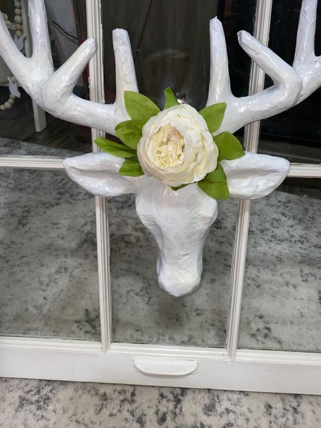ventana antigua con un ciervo de papel mach, A adir una flor Peoni