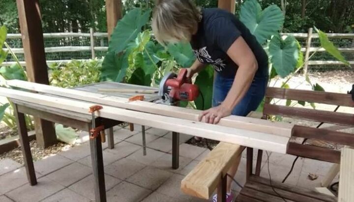 cmo construir su propia mesa no se necesitan conocimientos de carpintera, Cortar las tablas para reforzar las patas de la mesa