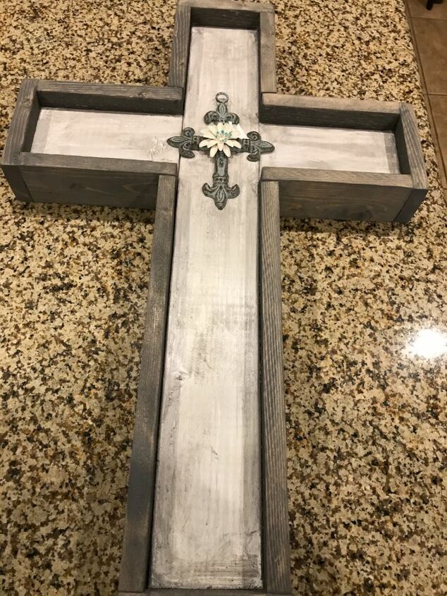 cmo hacer una cruz de madera con cristal, Cruz plateada con una cruz pegada