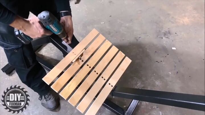 increble upcycle cmo hacer una silla de exterior con listones de cama, Fijar los listones de madera al marco de la silla