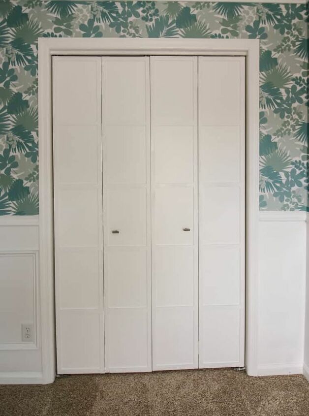 cambio de imagen de la puerta del armario plegable con pintura y listones de madera