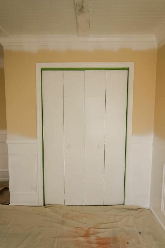 cambio de imagen de la puerta del armario plegable con pintura y listones de madera