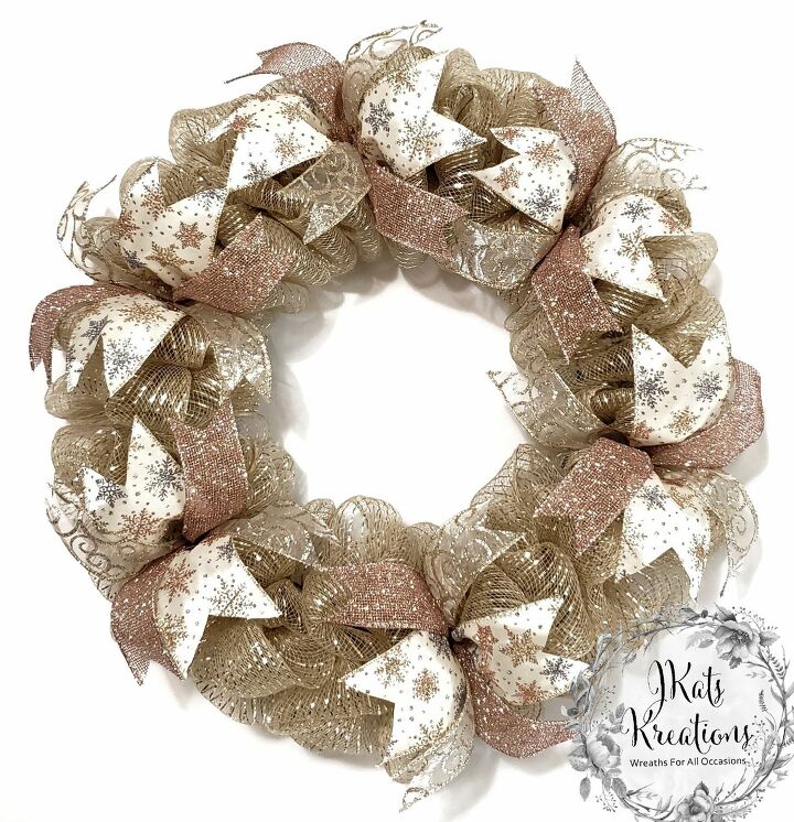 how to make a deco mesh bubble wreath tutorial, Another Christmas Winter theme example