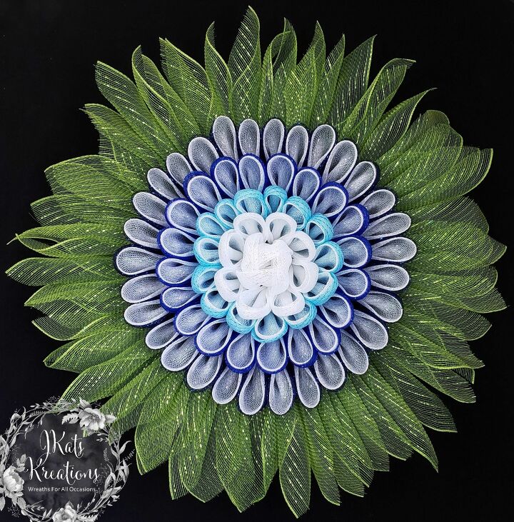 tutorial de guirlanda de flores de ptalas de margarida de malha decorativa, Uma vers o com azul e branco