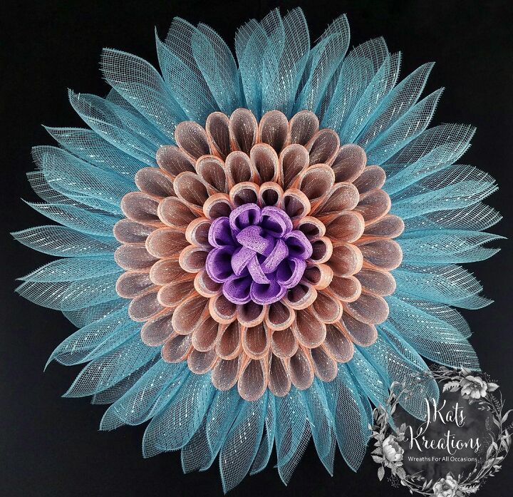 tutorial de la corona de flores de ptalos de margaritas de malla decorativa, Una versi n con turquesa coral plata lavanda
