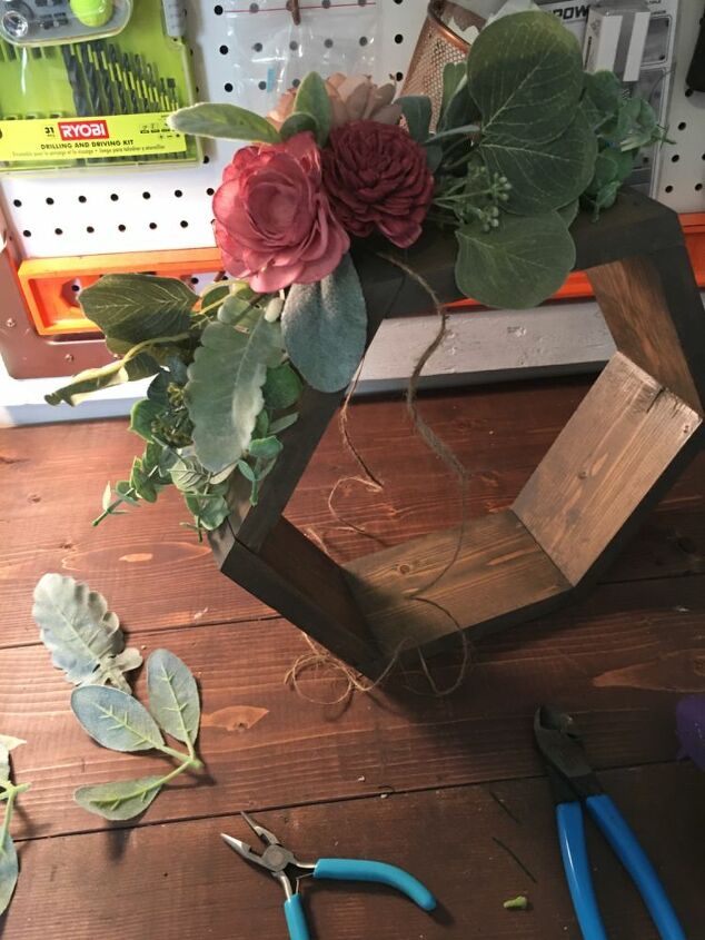 centro de mesa floral de madeira revelador