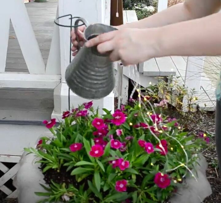 faa uma impressionante decorao de jardim diy em minutos com nossos projetos de, Insira o cabo e fixe a jarra