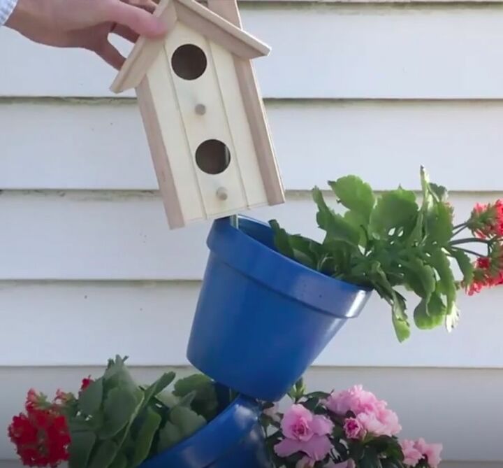 faa uma impressionante decorao de jardim diy em minutos com nossos projetos de, Adicionar uma casa de passarinho