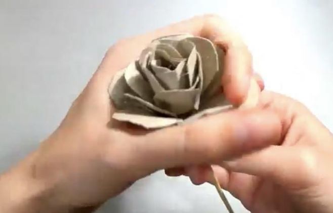 cmo hacer una rosa con un tubo de cartn rollo de papel higinico reciclado
