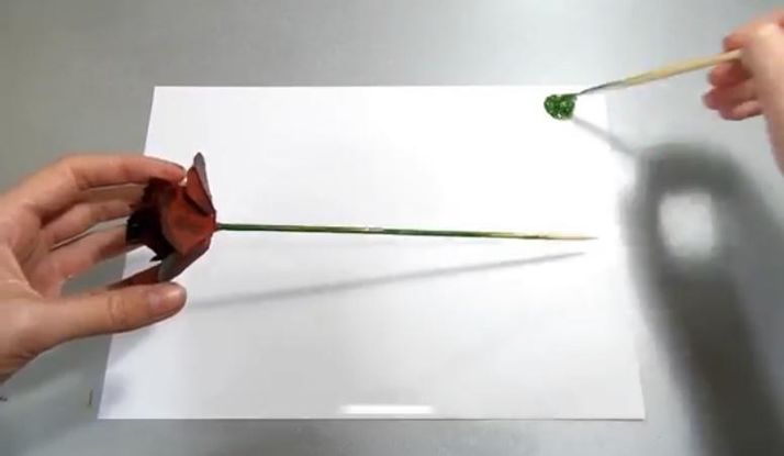 cmo hacer una rosa con un tubo de cartn rollo de papel higinico reciclado, Pintar los tallos