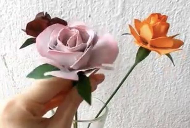 cmo hacer una rosa con un tubo de cartn rollo de papel higinico reciclado, Pegar las hojas a las rosas