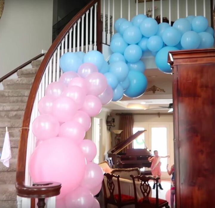 haz decoraciones con globos para fiestas en forma de arco perfectas para cualquier, Decoraci n de barandilla con globos DIY