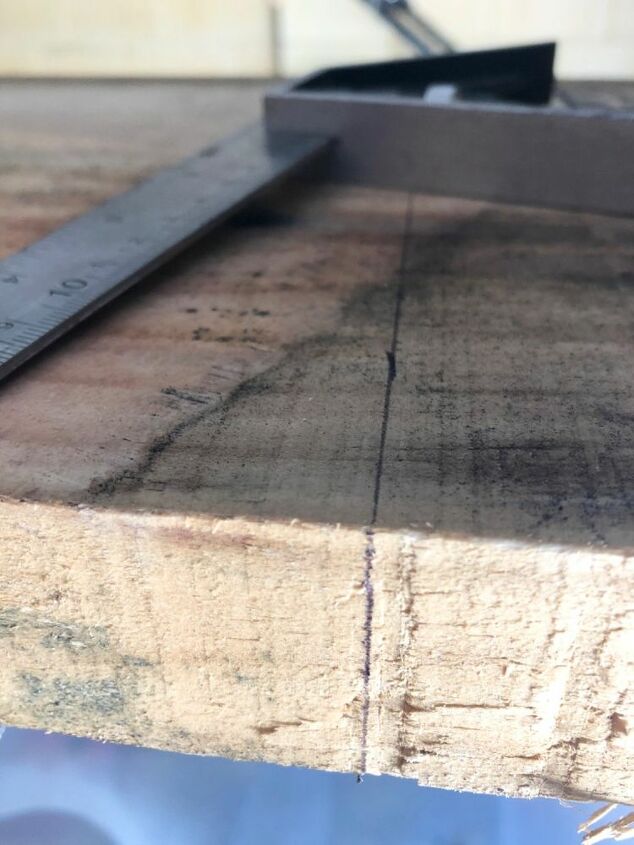 prateleiras de madeira recuperada faa voc mesmo, Marcando minha madeira pronta para cortar