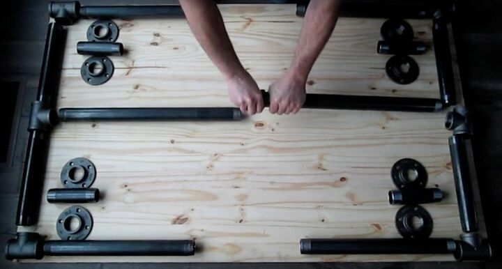 haz una mesa con patas de tubo de estilo industrial con una sola herramientaa, Crea un soporte central