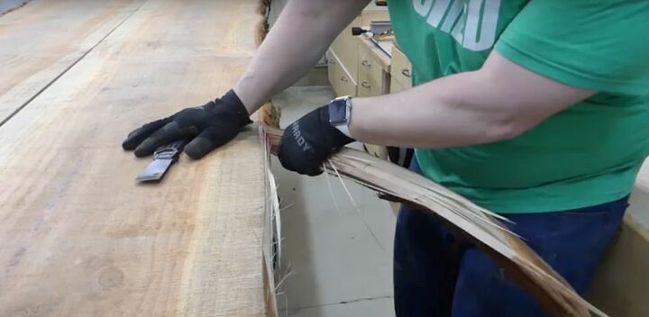 cmo hacer una mesa de comedor de madera de borde vivo, Secar la madera y raspar la corteza