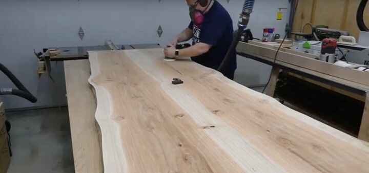 como fazer uma mesa de jantar de madeira de borda viva, lixe a placa