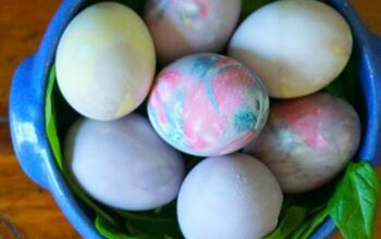 Huevos de Pascua con corbata de seda