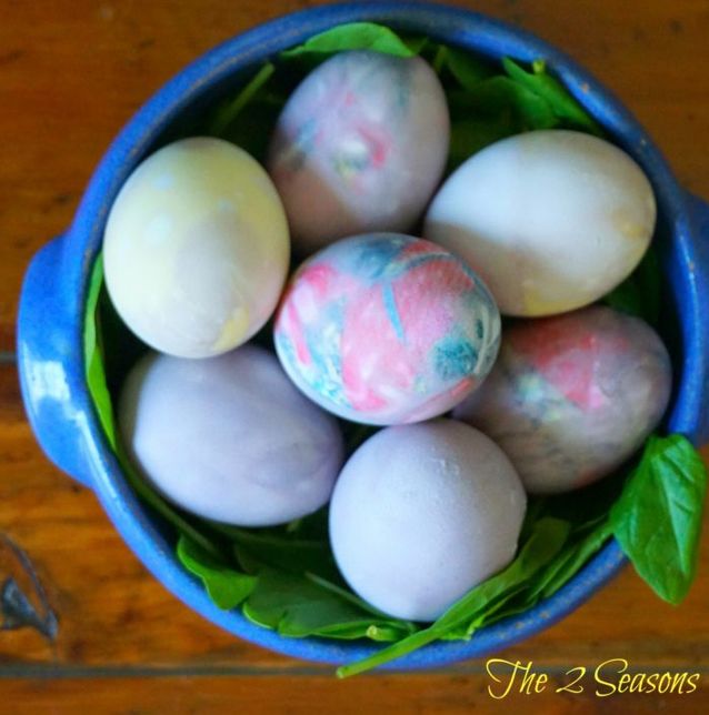 huevos de pascua con corbata de seda