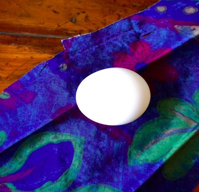 huevos de pascua con corbata de seda