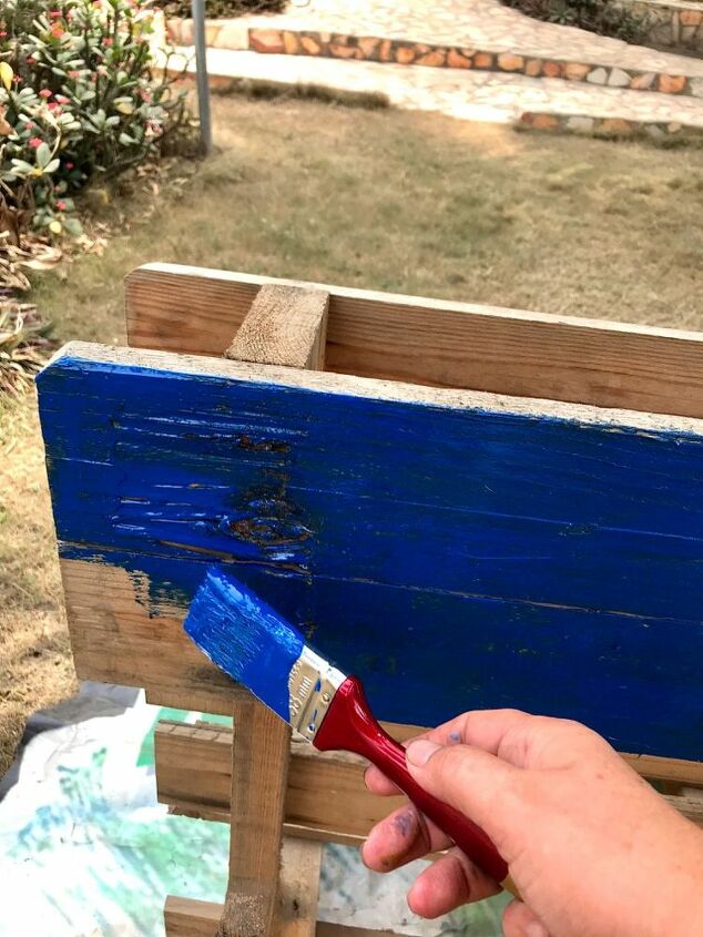 springrefresh2020 garden pallet bench makeover, Painting the back of pallet bench