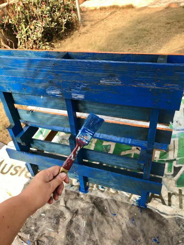 springrefresh2020 garden pallet bench makeover, Painting in the gaps