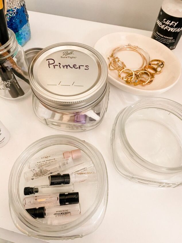 armazenamento e organizao de maquiagem e itens essenciais em um banheiro pequeno