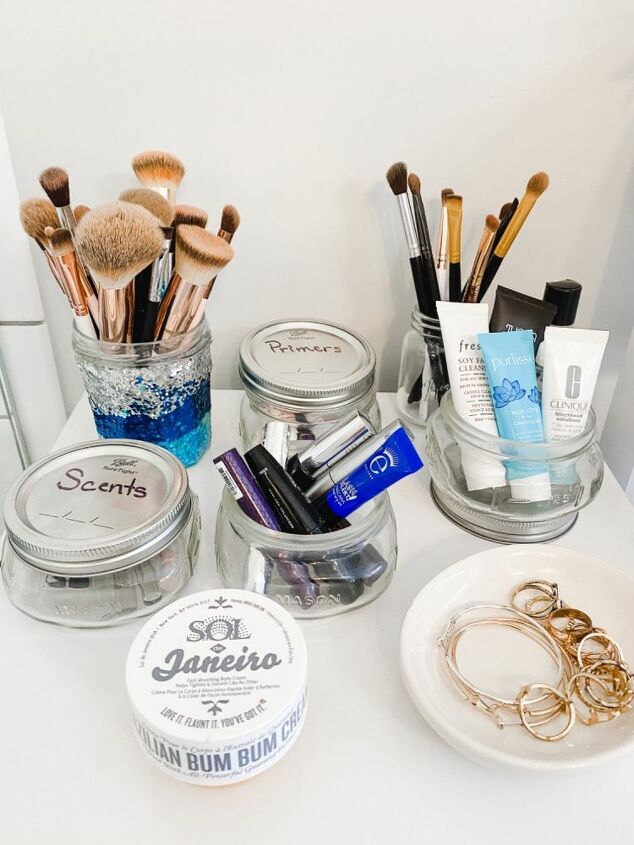 armazenamento e organizao de maquiagem e itens essenciais em um banheiro pequeno