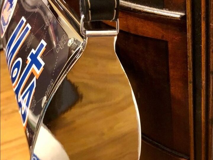 q do you know what this is on the side of this purse