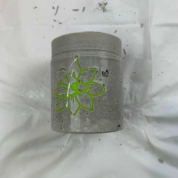 um pote de cimento com design embutido usando uma cricut