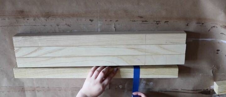 como construir uma mesa de madeira multiuso simples, Coloque fita adesiva na parte inferior das pernas