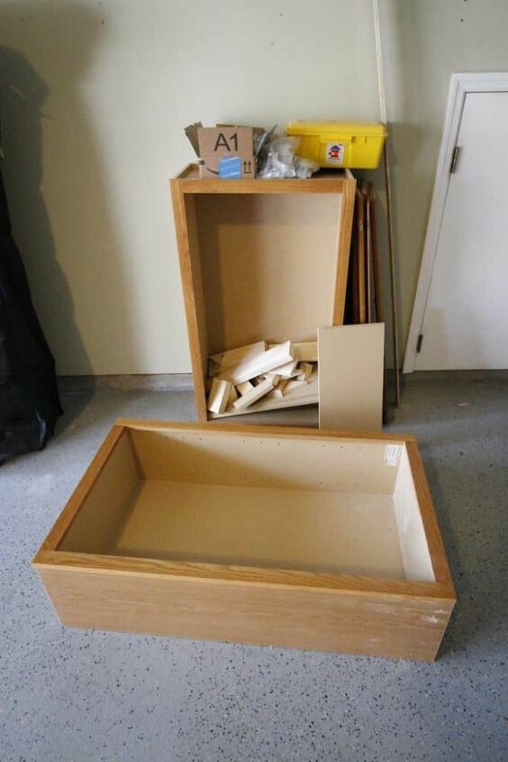 como transformar um armrio antigo em uma estante aberta na cozinha