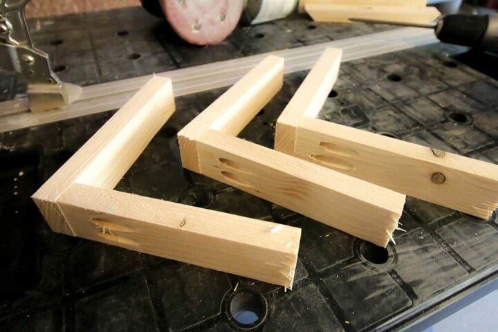 como hacer soportes para estanterias de madera