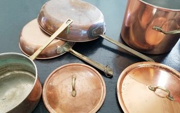 Pulir utensilios de cocina de cobre de la vendimia
